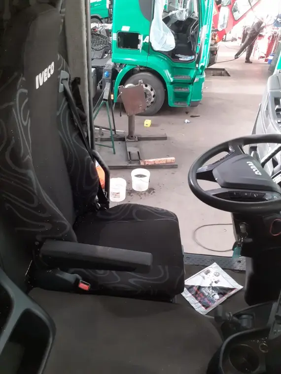 Intérieur de camion avant nettoyage — chantier 1