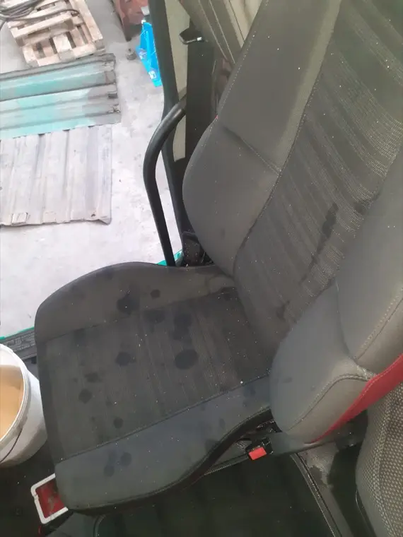 Intérieur de camion avant nettoyage — chantier 2