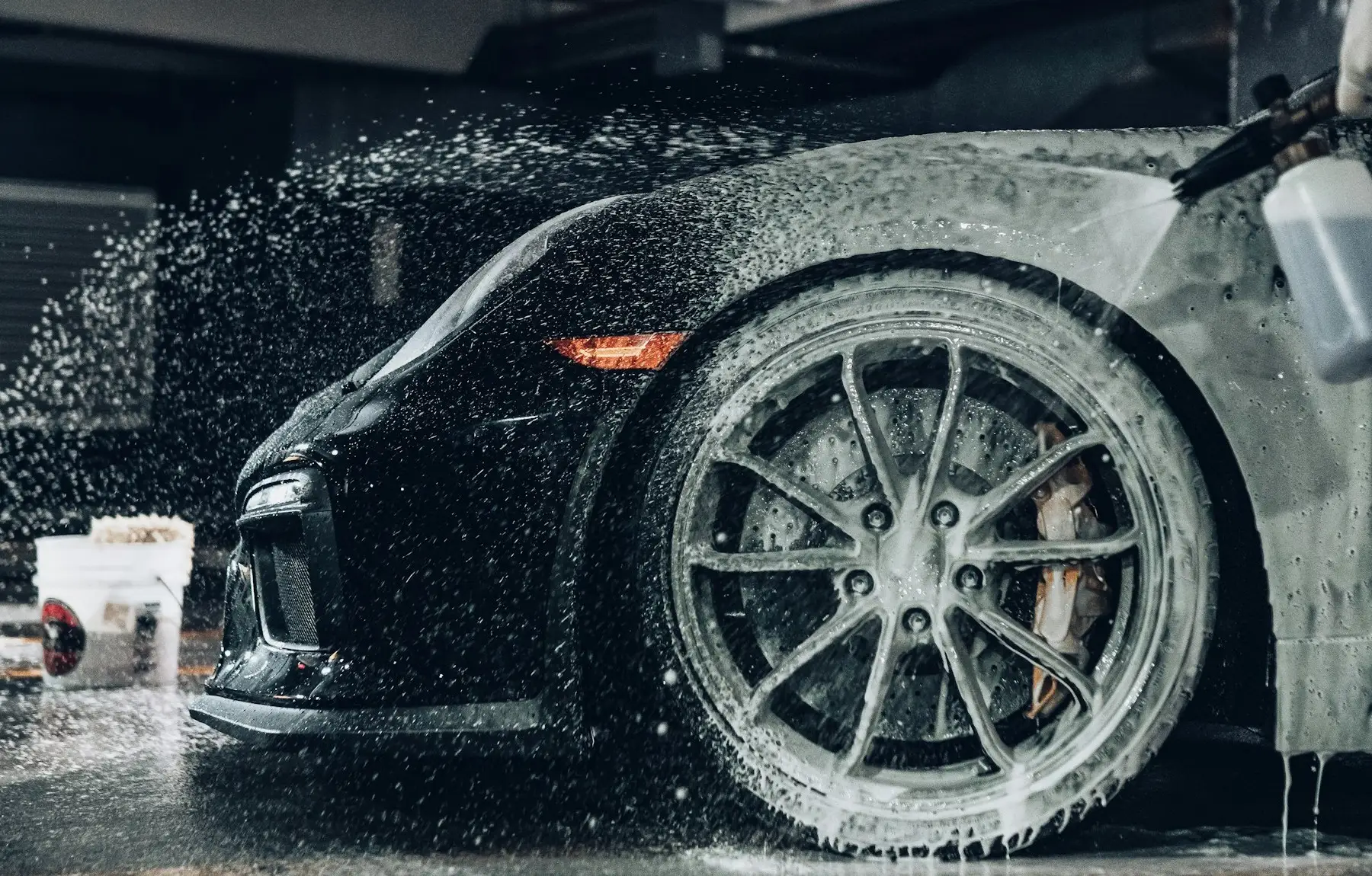 Lavage à la main d’une voiture couverte de mousse au Super Express Car-Wash